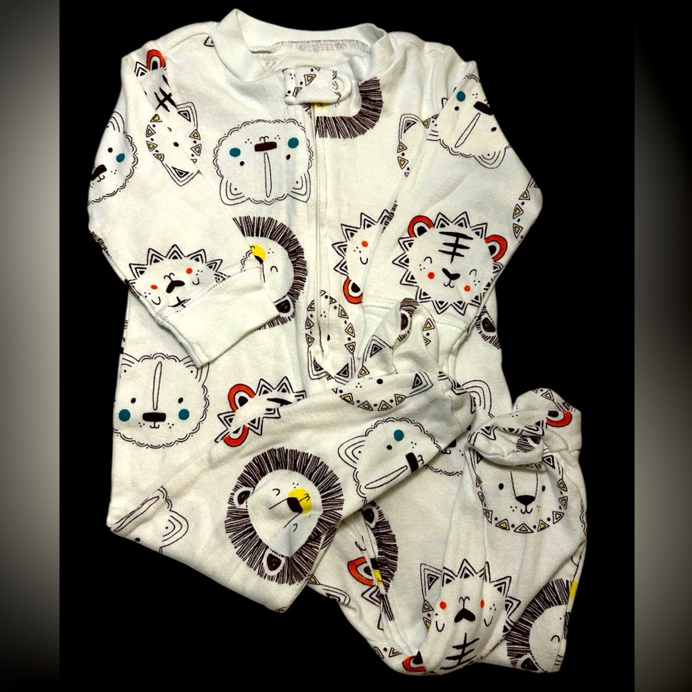 Carter’s Sleeper baby boy infant size 9 months. Lion print & footed with zipper